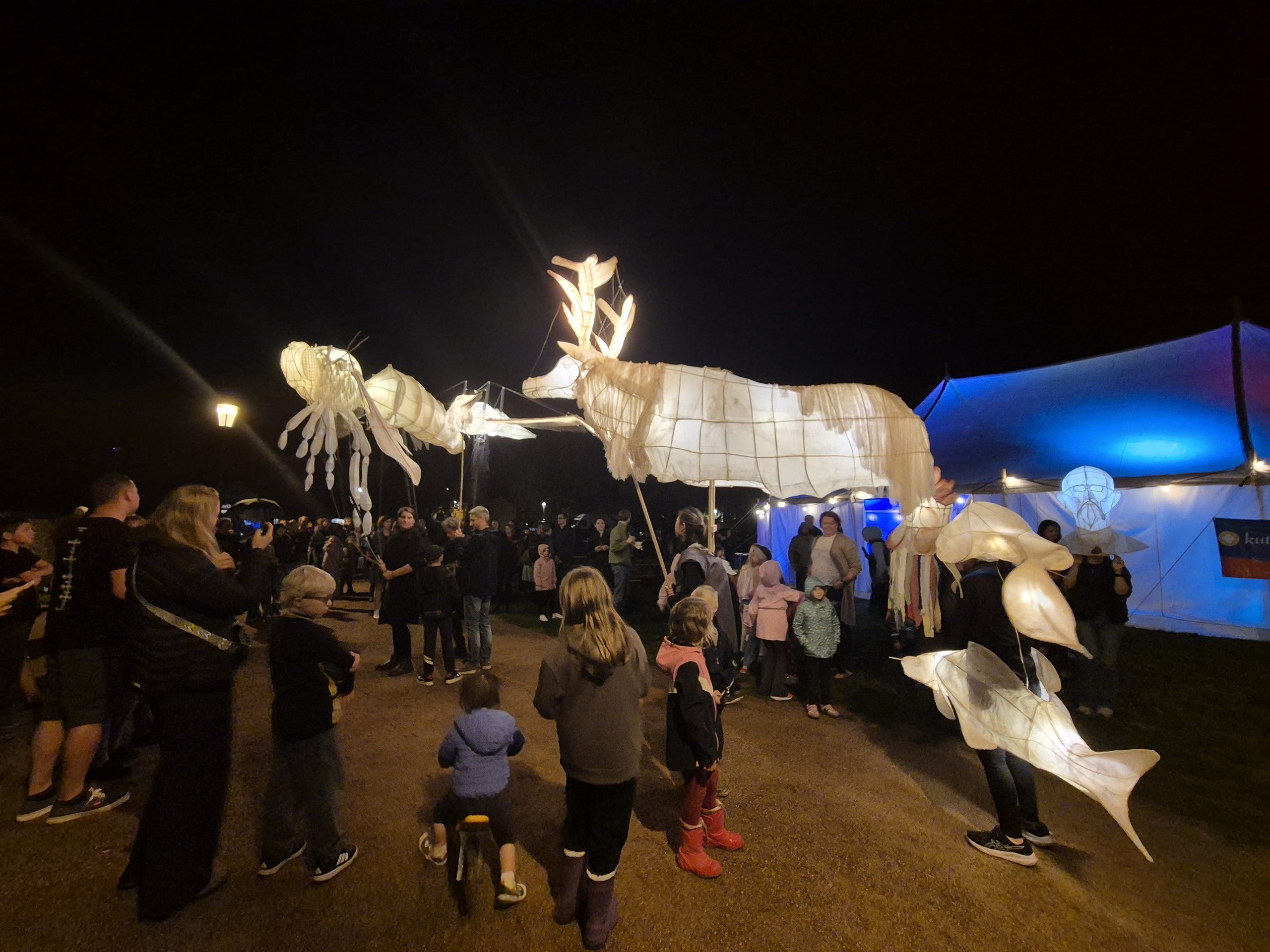 Kutná Hora ožívá divadlem. Divadelní festival Kutná Hora zahájila dokumentární performance i obří svítící loutky
