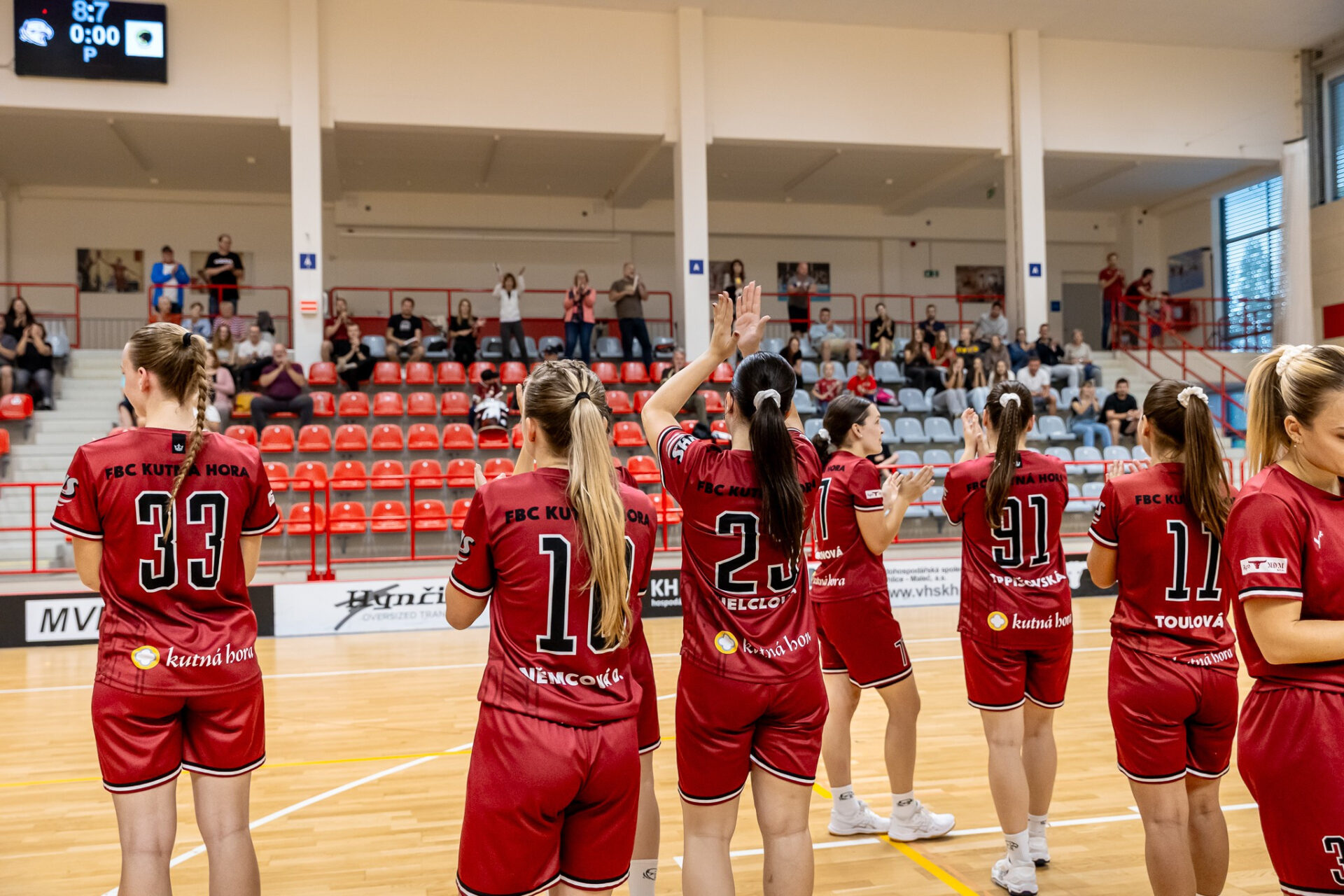ŽENY DOMA PADLY O GÓL, MUŽI V PÍSKU URVALI VÝHRU V ZÁVĚRU